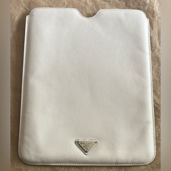 Authentic leather IPad case . In excellent Preowned condition. - Picture 1 of 7
